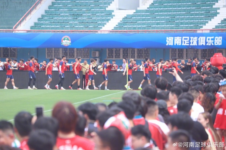 河南队间歇期开放日：数百球迷烈日观训 球员主动签名合影