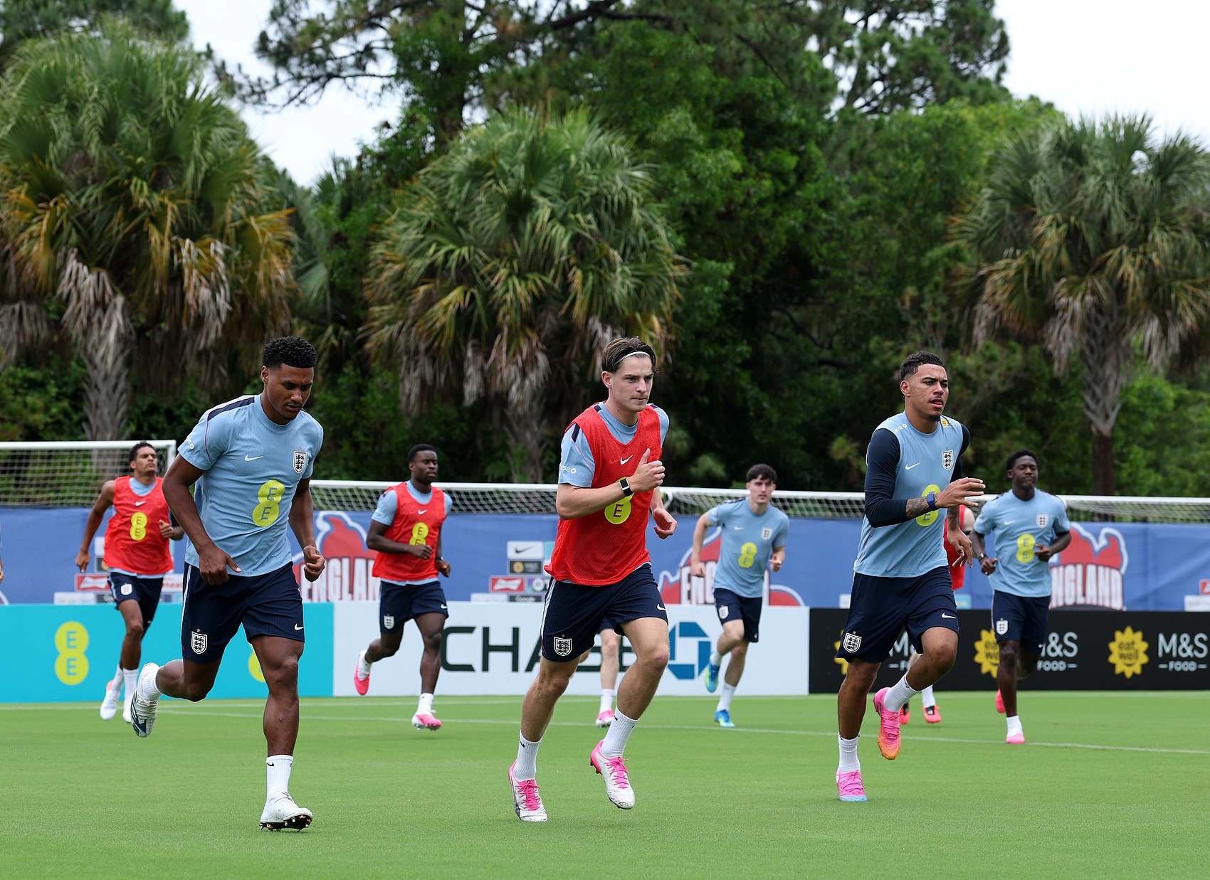 英格兰装备盗窃案告破 两嫌疑人被捕仅剩一颗球