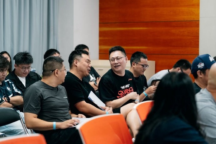 广州龙狮第二届“挎fit人”球迷代表会议收官 俱乐部承诺落实建议
