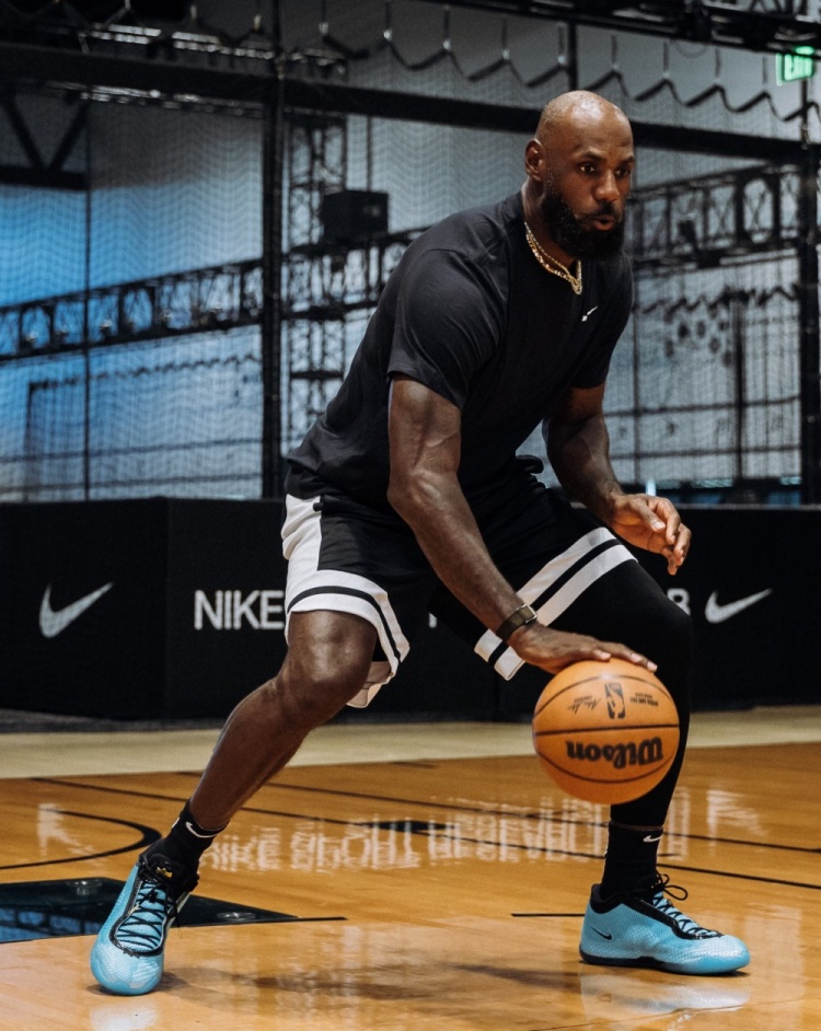 詹姆斯上脚LeBron 24训练 第24代勒布朗正代确认已在路上 詹姆斯上脚LeBron 24训练 第24代勒布朗正代确认已在路上
