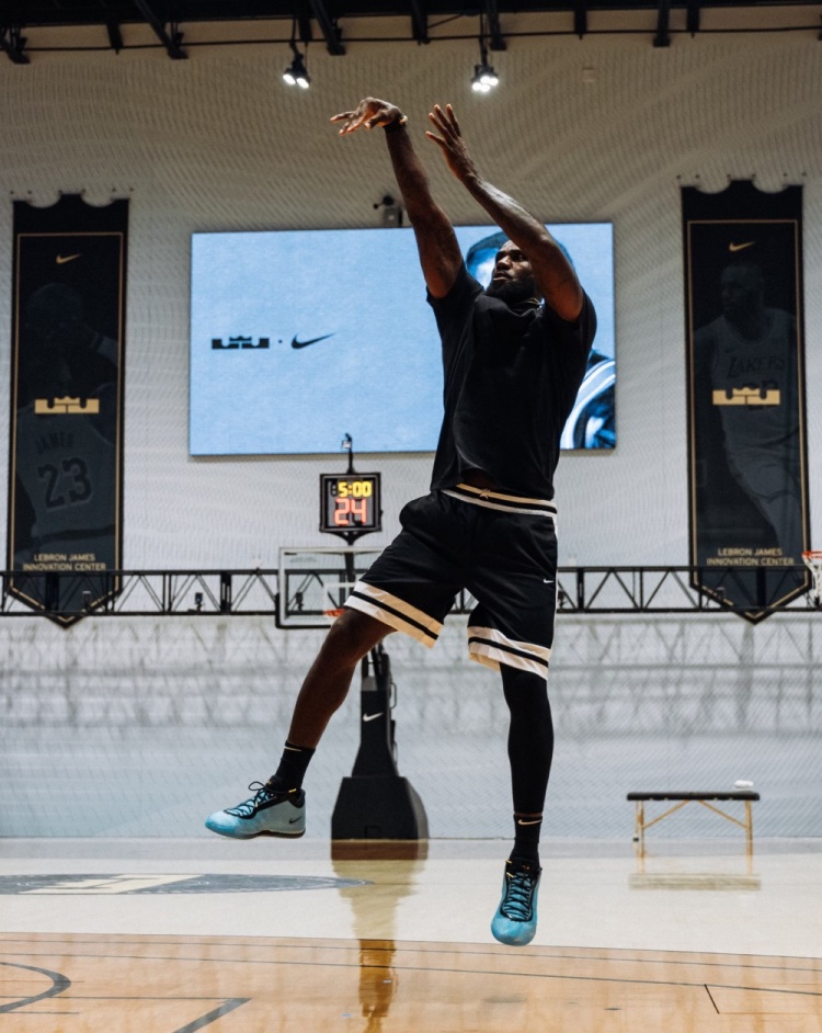 詹姆斯上脚LeBron 24训练 第24代勒布朗正代确认已在路上 詹姆斯上脚LeBron 24训练 第24代勒布朗正代确认已在路上