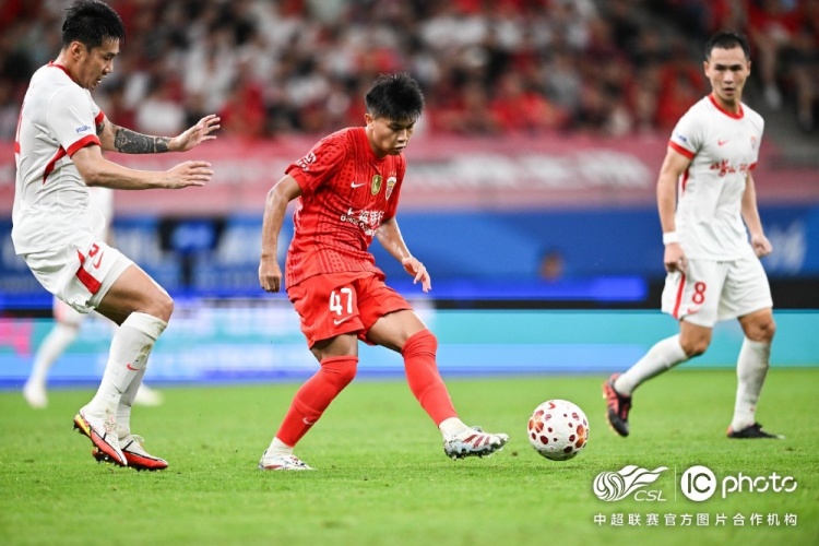 上海海港2-1青岛海牛,下一场海港队将客场对阵深圳新鹏城队 上海海港2-1青岛海牛,下一场海港队将客场对阵深圳新鹏城队
