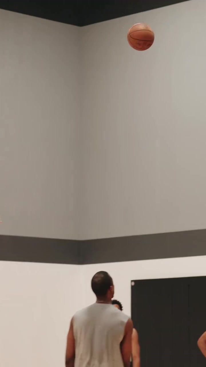 马刺官方分享集锦：福克斯组织文班 哈里斯 巴恩斯等球员合练