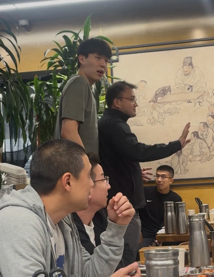 杨瀚森深夜吃火锅!媒体人:那咋了?他没训练?有些球迷爹味太浓 杨瀚森深夜吃火锅!媒体人:那咋了?他没训练?有些球迷爹味太浓