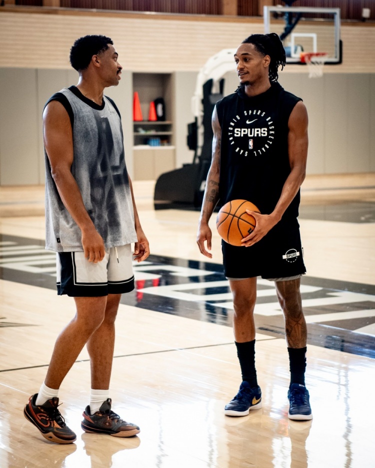 继续备战！马刺官方晒训练照：文班、巴恩斯、卡斯尔、瓦塞尔在列